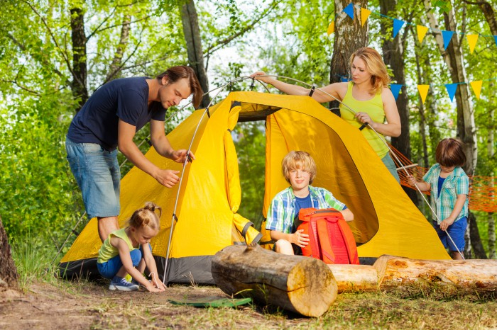 Monter une tente en famille